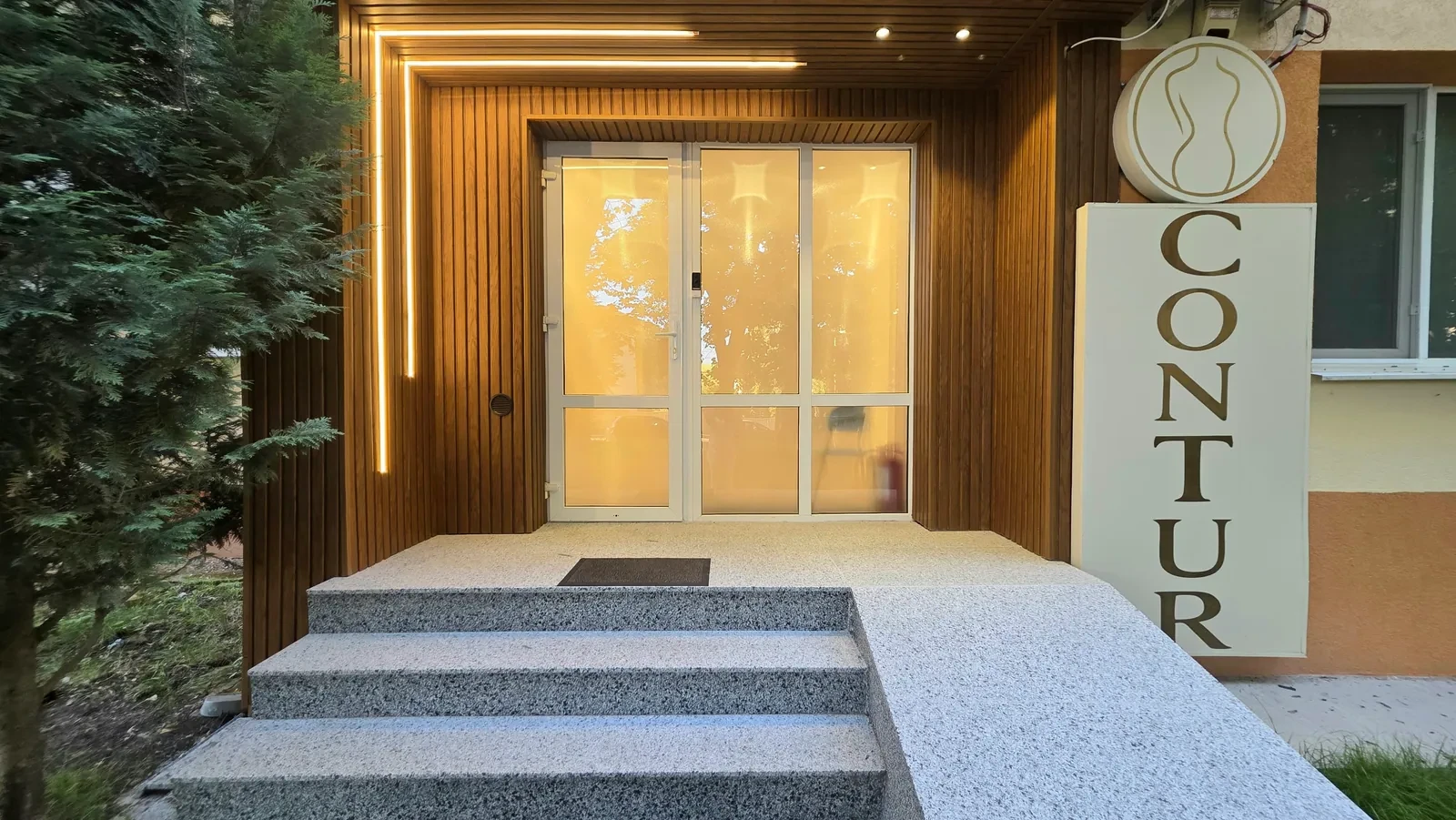 Intrarea Contur Center — salon epilare și remodelare Suceava